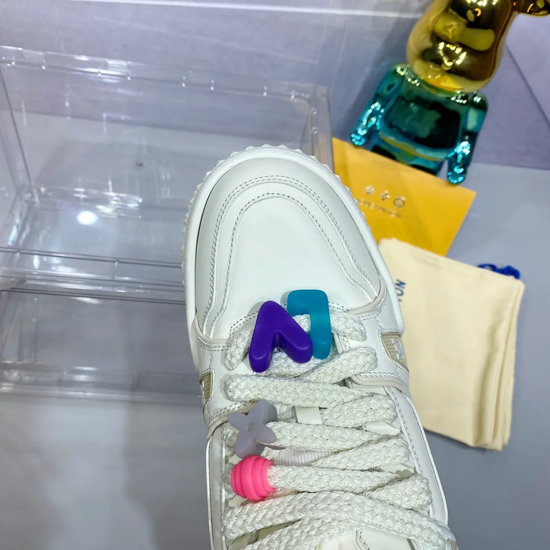 👟👟Ex-factory price 840 𝙇𝙑 𝟐𝟎𝟐4/𝐒𝐒 𝐧𝐞𝐰 Louis Vuitton catwalk skateboard shoes are popular, LOUIS VUITTON Trainer is undoubtedly one of the most successful Sneakers launched by luxury brands, but the pace of exploration will not stop. LOUISVUITTON will also bring a new series of skateboard shoes in the spring of 2023. The new series in the picture returns to the 90s Chunky Skate Shoes bread shoes, with leather and mesh uppers. The fat silhouette and thick shoelaces are very eye-catching. It is expected to have quite a few colors like the Trainer. Judging from the previous DIOR show skate shoes, this chunky style may be even stronger next year. Size: Female 35-40 Male 39-46